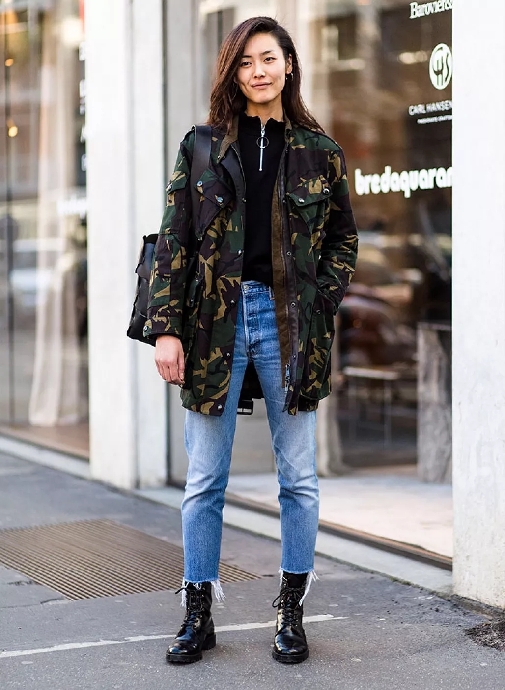 打*裤底**是上世纪的火爆单品，遗留的时尚太过守旧，直筒裤正​吃香