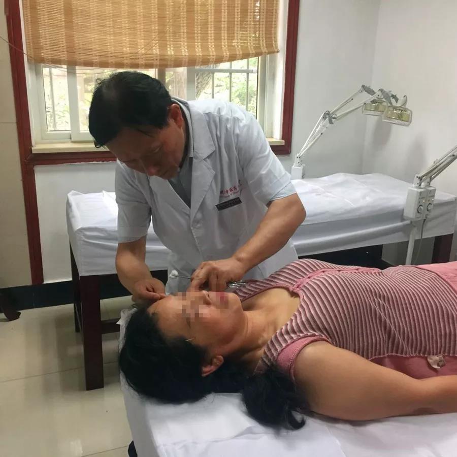 妙!湖北一女士随时晕倒,他一针扎好!