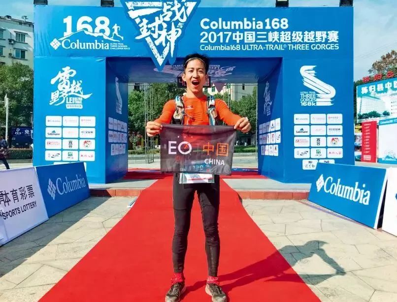 人物|踢着足球跑完首马！他说：做荒唐事才是正经事