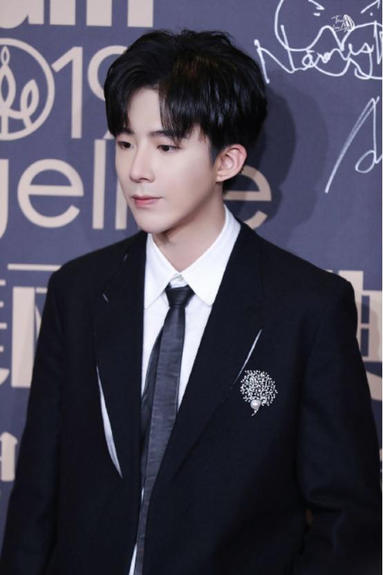 刘宇宁穿水蓝色西装外套饰品,刘宇宁的衣品