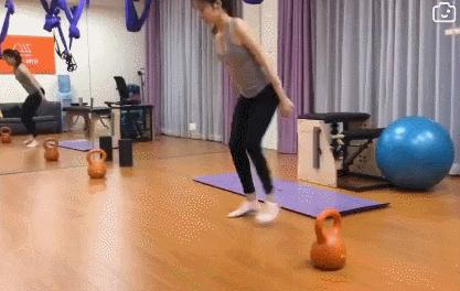 运动达人怀孕后有多强?刘璇挺孕肚倒立,普通人表示:真来不了