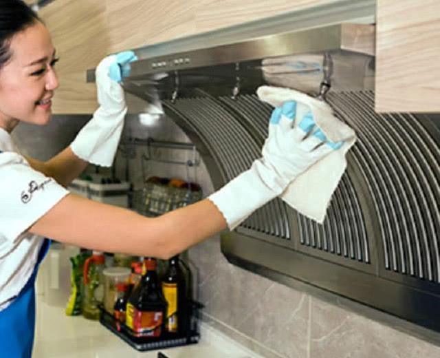 油烟机清洗小窍门简单又好用,油烟机脏了别傻傻拆下来洗了