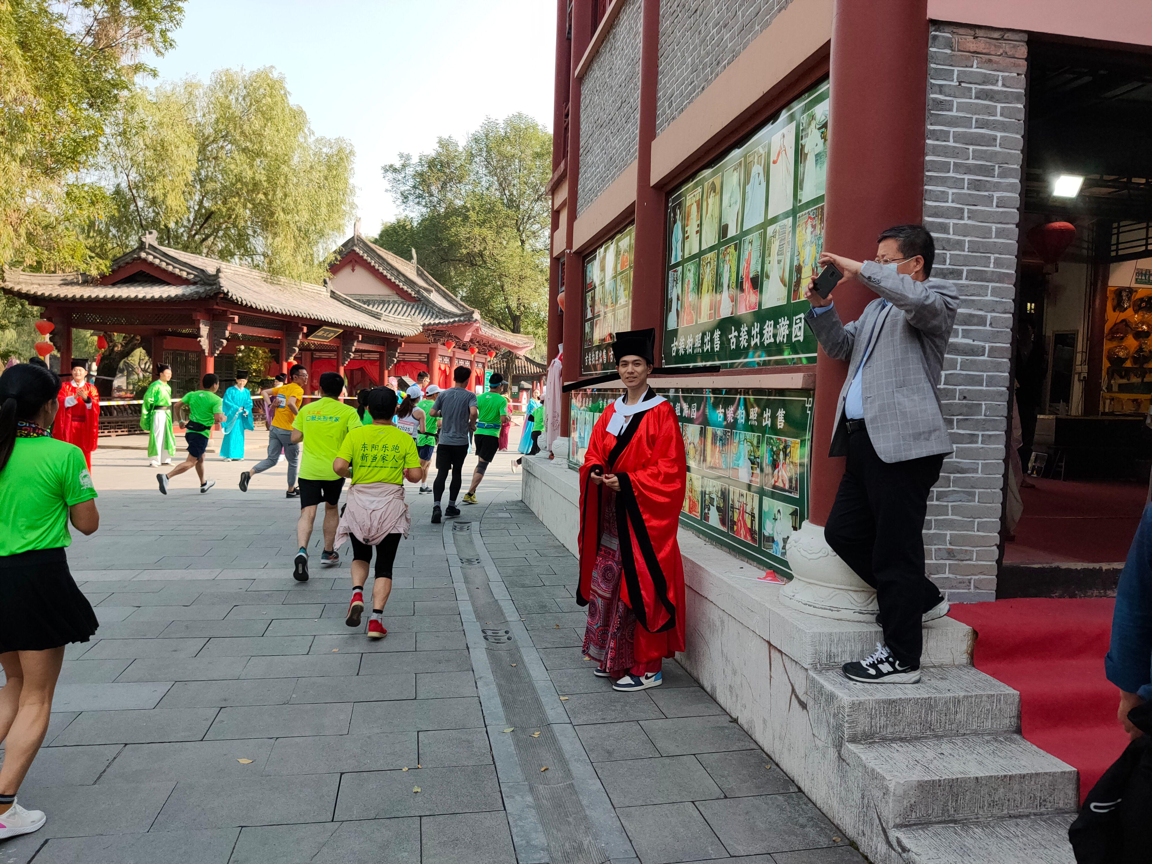 首个全马2022年超燃视频,横店马拉松2023全马颁奖直播