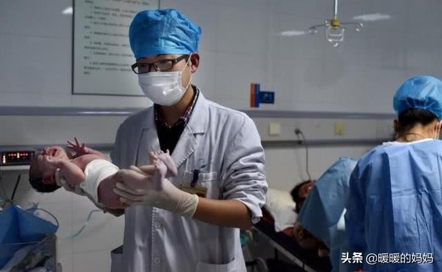 生孩子时医生在用手掏什么,生完孩子医生在肚子里掏什么