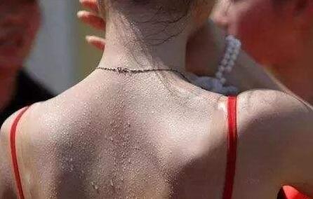 怎么可以让后背痘痘不再蔓延了,后背痘痘怎么治疗最有效