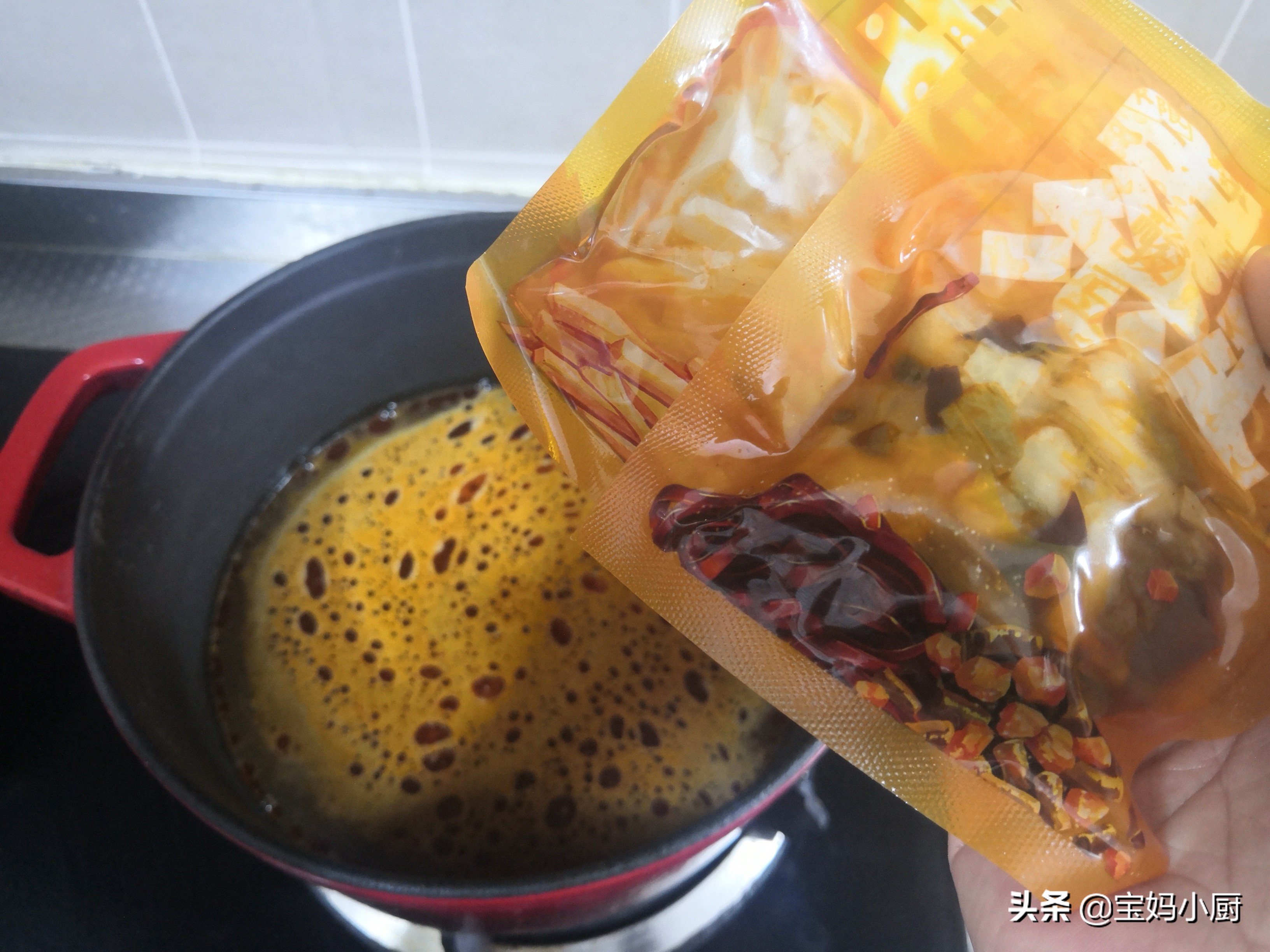 又香又臭的螺蛳粉做好了,又臭又香的螺蛳粉几分钟好