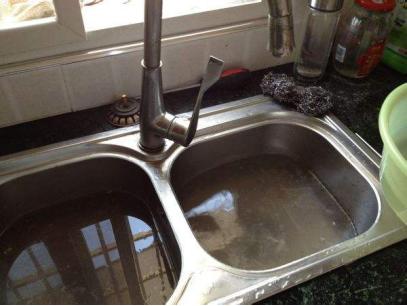 家里排水漏水找谁,厨房管道堵塞漏水怎么办