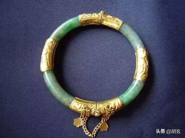 翡翠手镯摔断了的预兆,翡翠手镯摔断了该怎么办