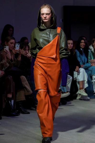 背带裤果然很减龄看起来很少女啊,哪种背带裤既减龄又不过时