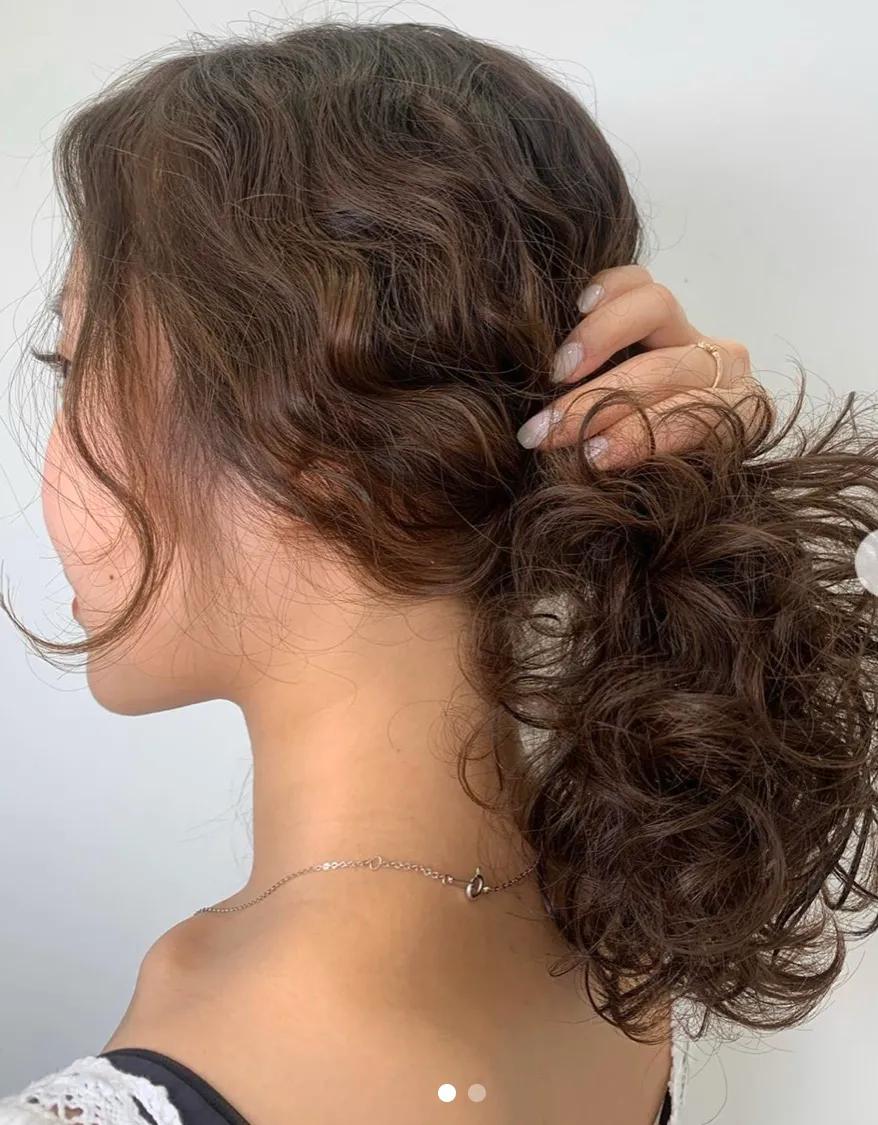 果冻色发型,慵懒风波浪卷烫发