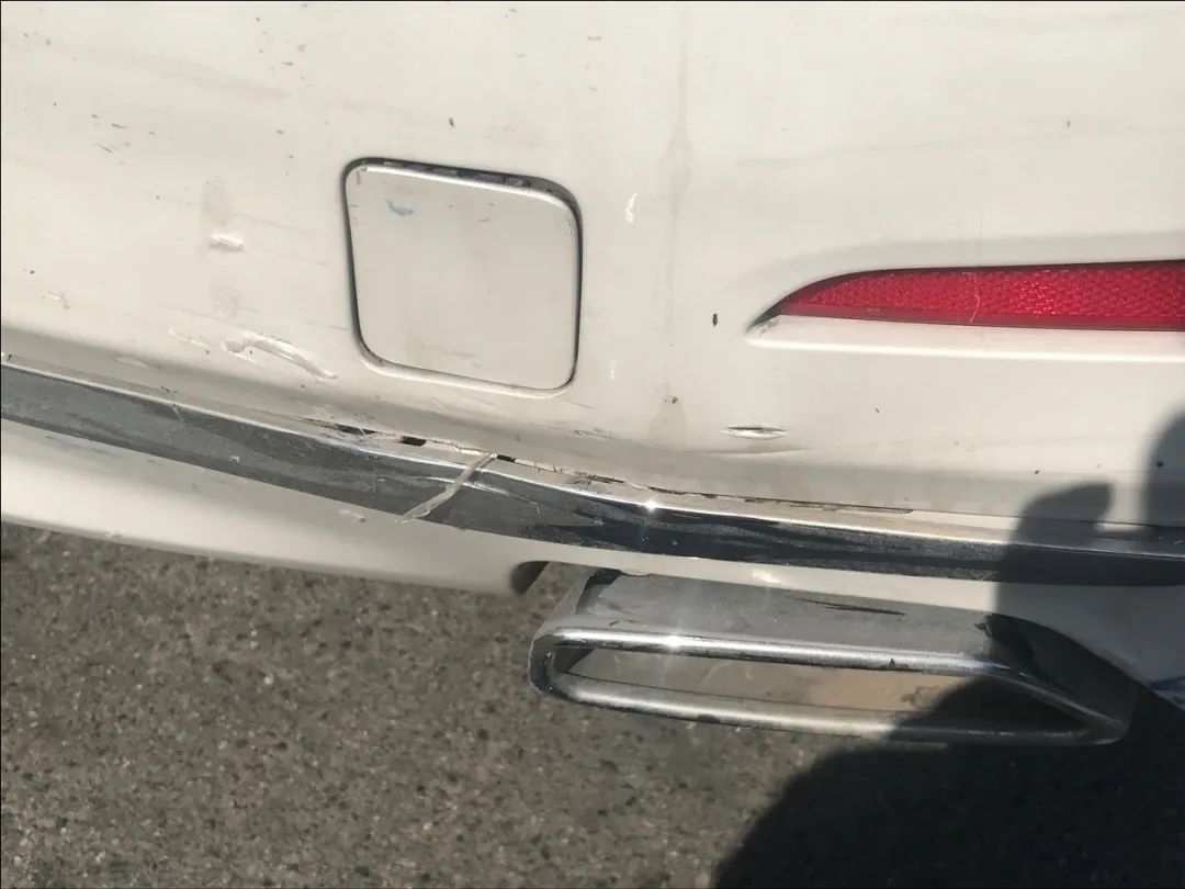 宝马追尾碰撞警告,宝马被追尾后有哪些损伤