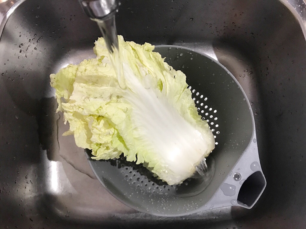 丈母娘说大白菜不用洗，我掰开洗，她嫌我浪费水，大家说用洗吗？
