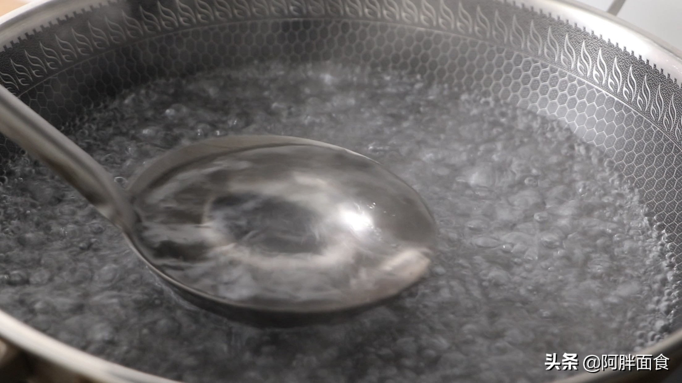 怎样炸丸子酥软好吃,开水烫面炸丸子视频