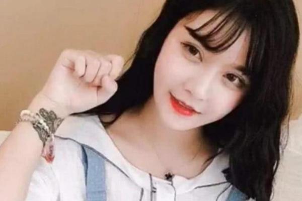 韩安冉直播“翻车”，面部僵硬被嘲讽，小猪妹长大要当警察抓妈妈