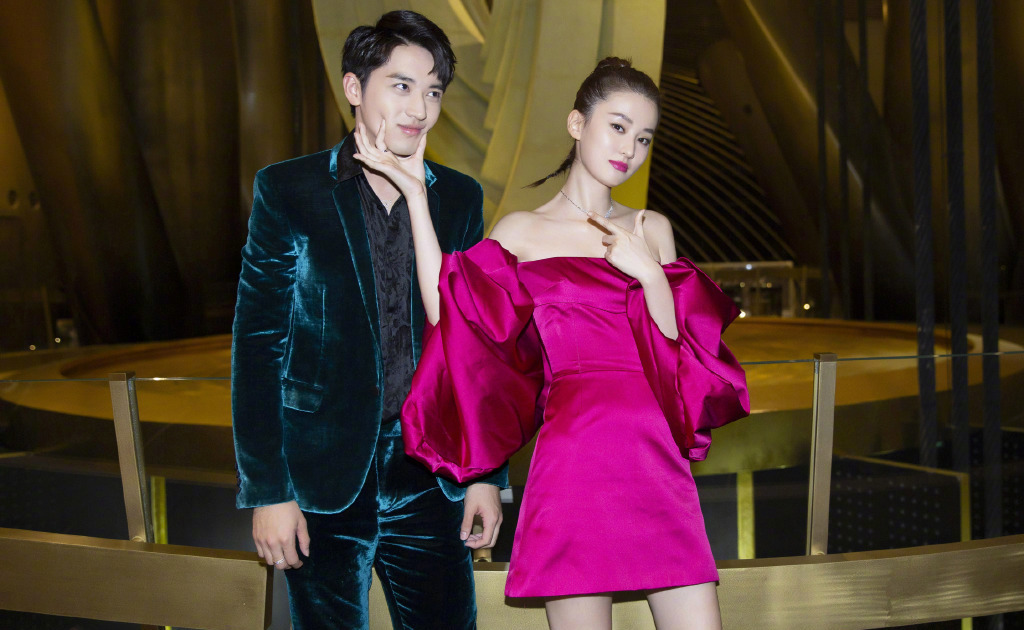 都说玫红色难驾驭，郑爽和乔欣却很任性，双双挑战露肩裙，惊艳了