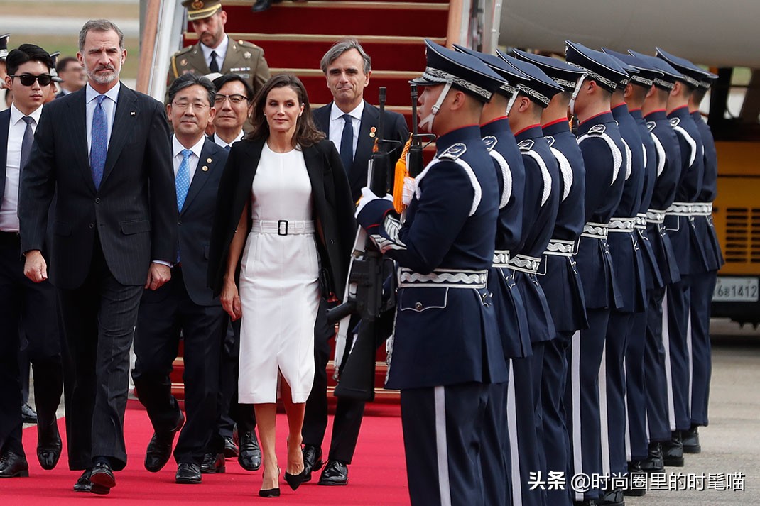 西班牙王后莱蒂齐亚穿连衣裙,西班牙王后穿丝绸内搭