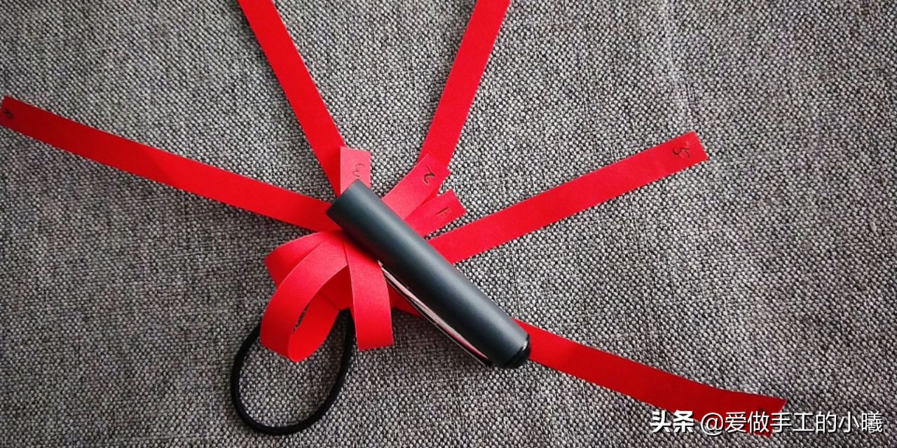 用折星星的纸条做灯笼,用纸条折红红的小灯笼