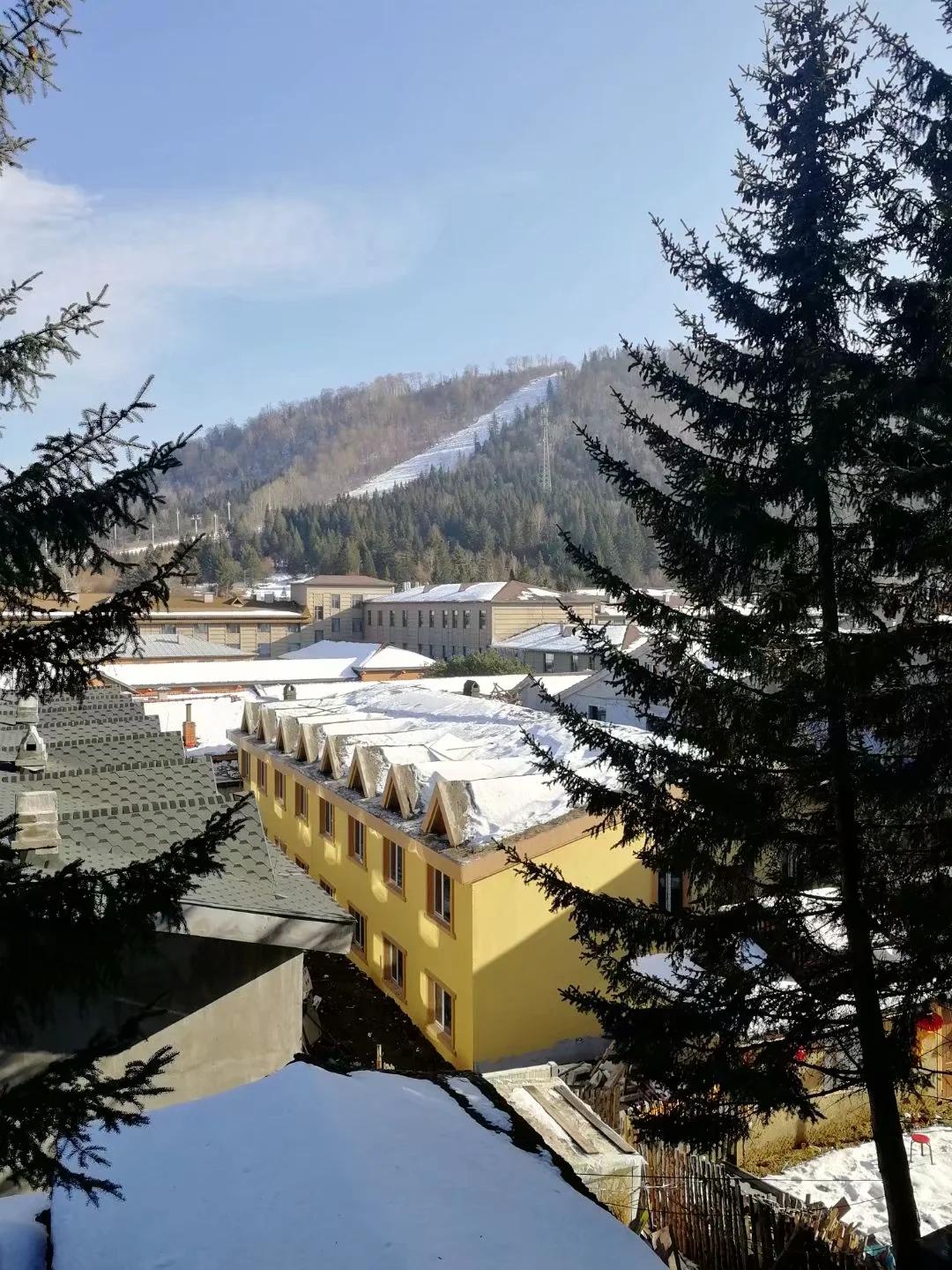 小小双峰冷凝紫气，壮美山河雪掩行踪