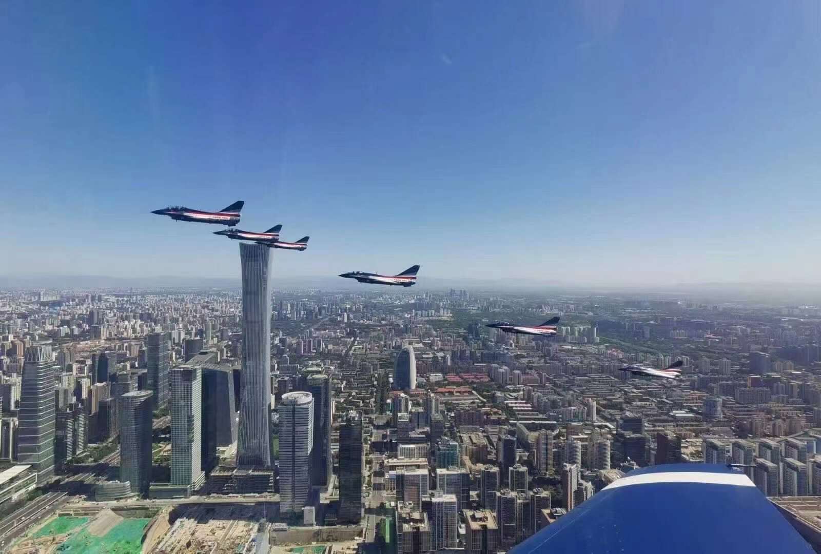 威龙列阵，长空彩练！详解百年庆典空中表演中的解放军战鹰编队