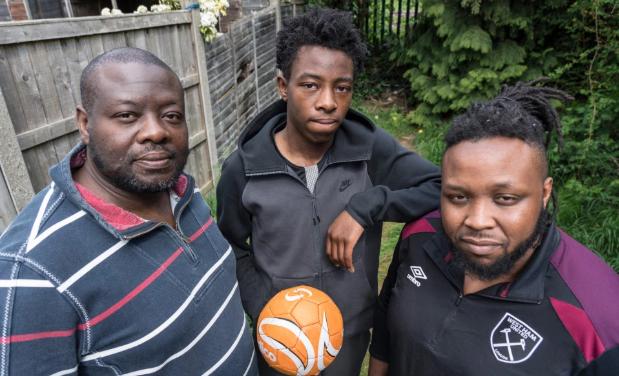 英无知贩毒少年监狱体验笑嘻嘻，第一天就捡屎被警卫吓哭：想回家