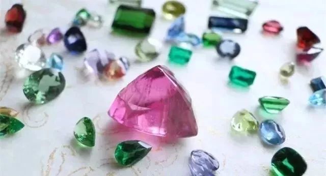 在户外挖到这样宝石千万别扔掉,不怕太阳暴晒的宝石