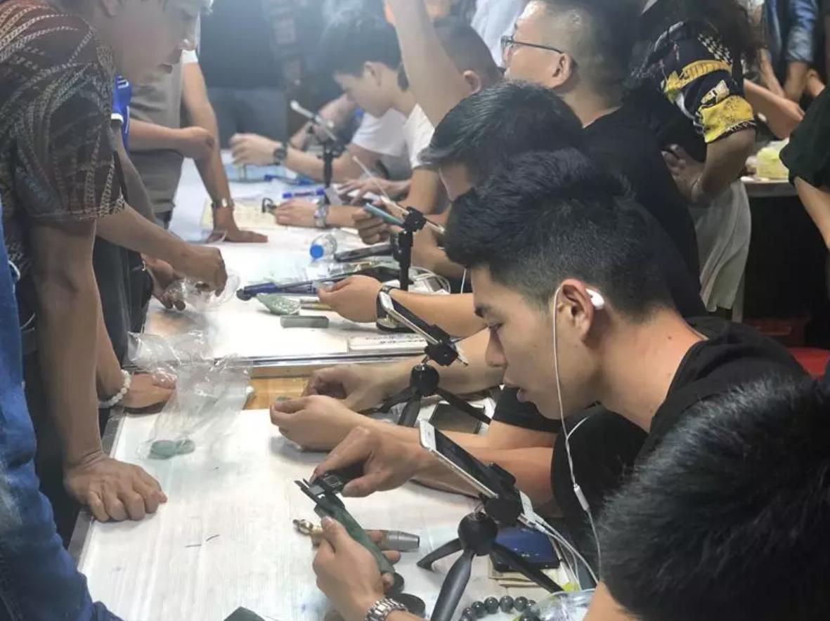 缅甸珠宝翡翠直播,缅甸矿区翡翠直播