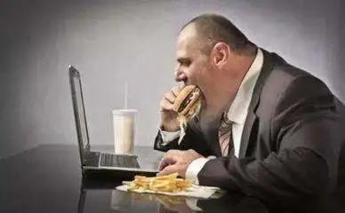 男人结婚肚子越来越大是什么原因,为什么男性婚后肚子越来越大