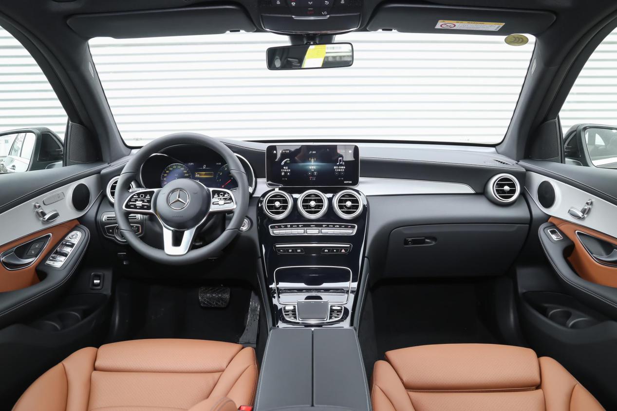 奔驰glc3502022款落地价多少钱,聊家轿车的性价比