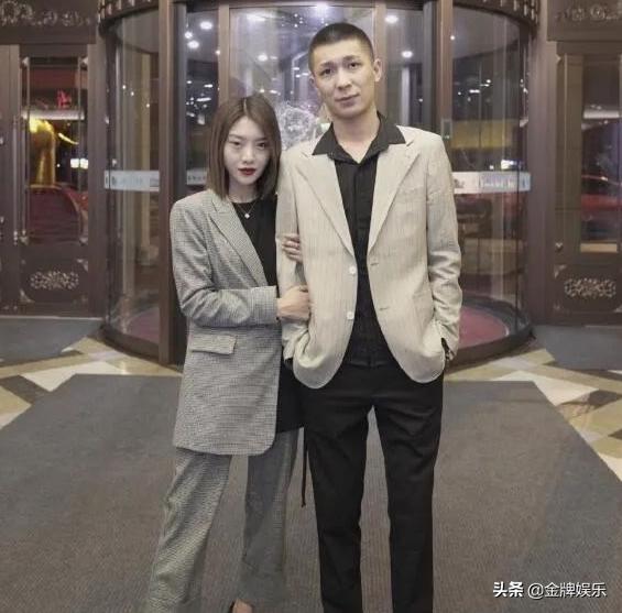 赵四扮演者刘小光单腿踩高跷，差点误触高压线，重蹈宏楠式的悲剧