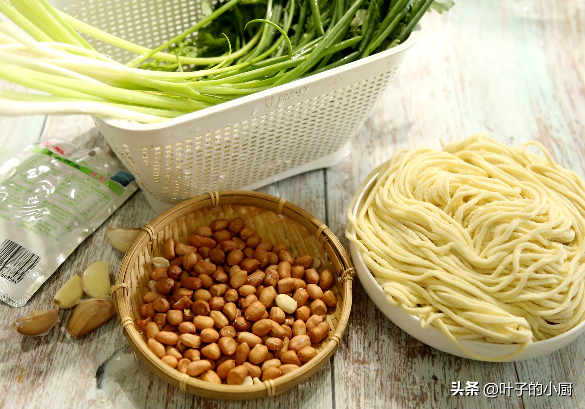 凉拌糖醋凉面怎么做才好吃,两分钟教你凉面做法夏天吃最可口