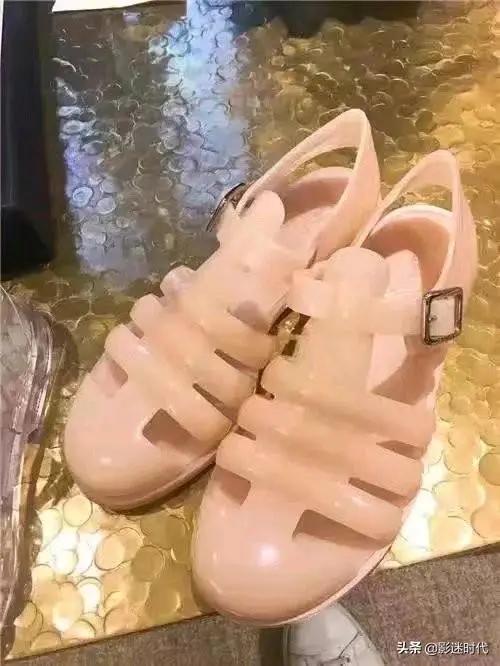 香奈儿凉鞋多少钱一双,香奈儿的奇葩凉鞋