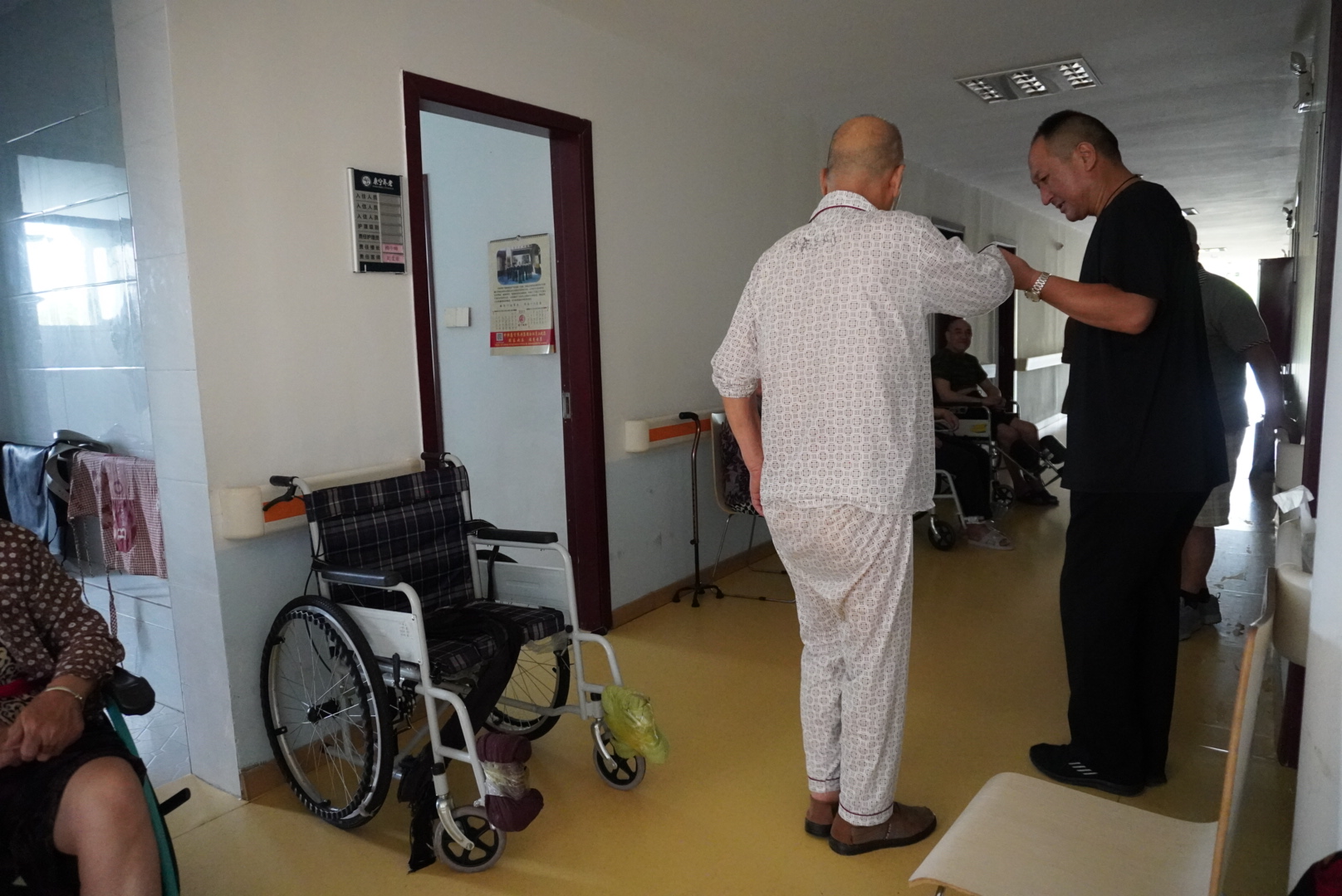 全身瘫痪的老人怎么照顾,工作忙老人又需要照顾怎么办