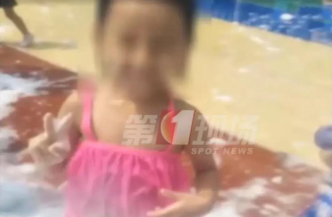 儿童被不明虫子咬了肿一大块止痒,小朋友被虫子咬了的危险视频