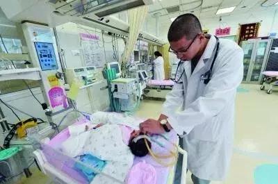 宝宝过早吃辅食会得结石,婴儿过早使用辅食导致双肾结石