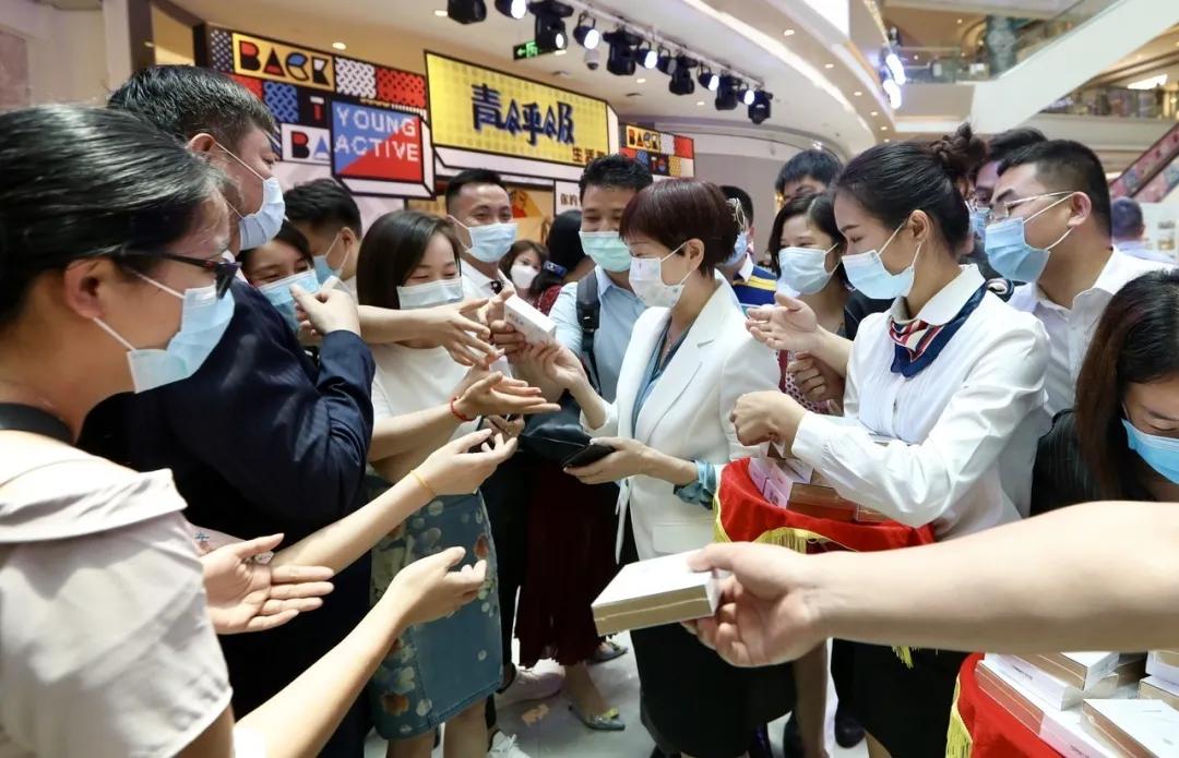 龙华区领导和知名主播亮相直播间,为龙华产品打CALL带货!网友:过瘾