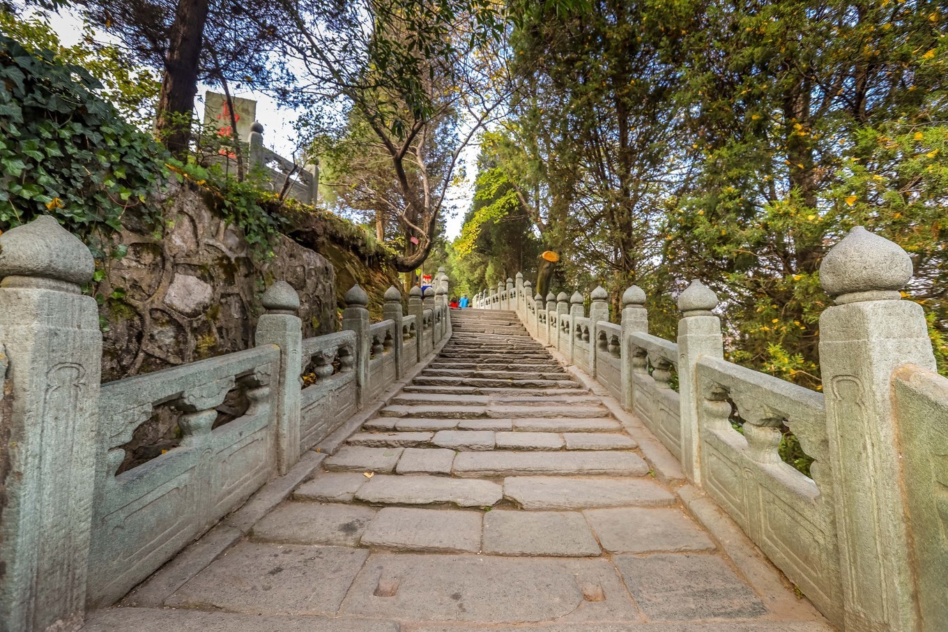 中国的世界文化遗产武当山金顶,悬崖绝壁山水画