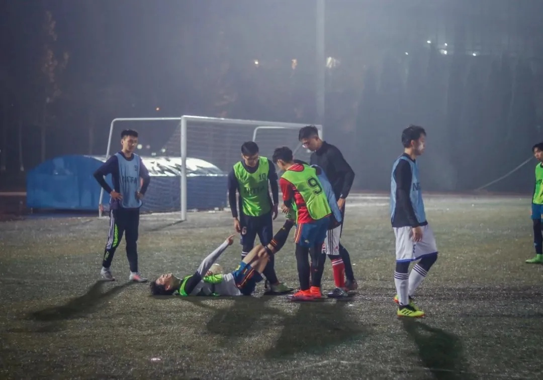 首冠！学校男子足球队的球场故事