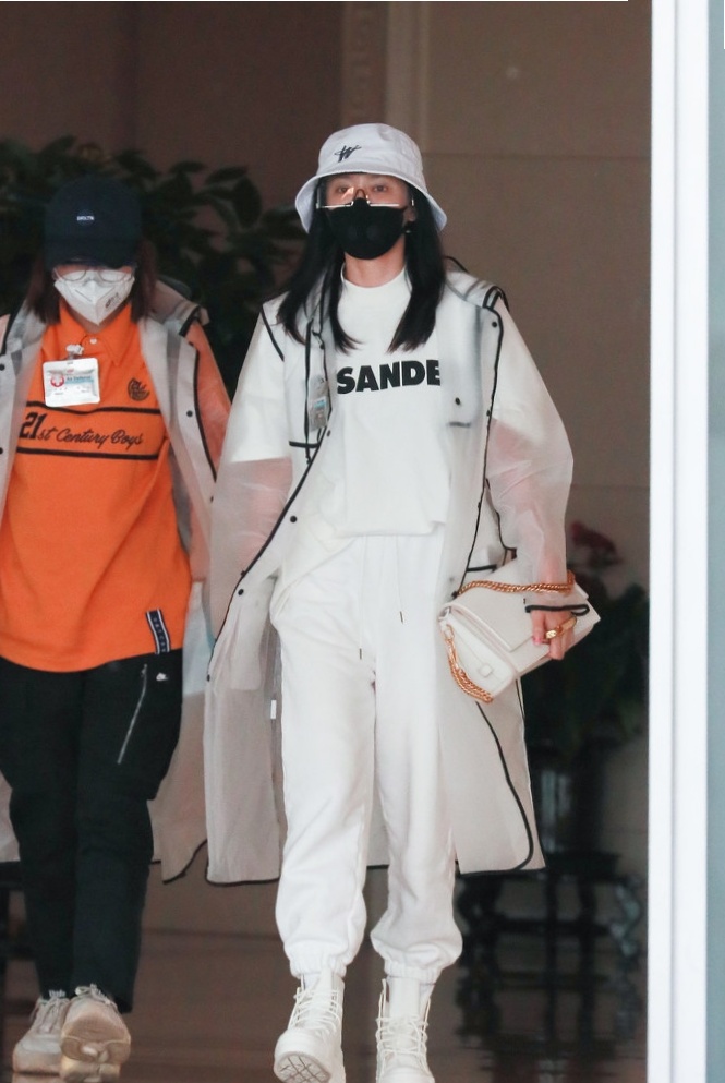 秦岚时尚感太强了，把自己包的密不透风，防疫与时尚两不误