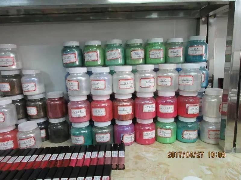 看完制作口红的方法你还敢用吗,自制口红违法