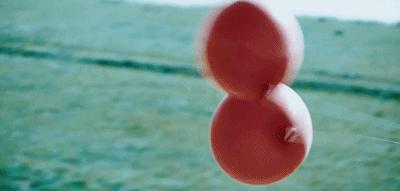 一只避孕套“吹”出的藏民两难，戳破男女信仰下“性羞耻”的现实