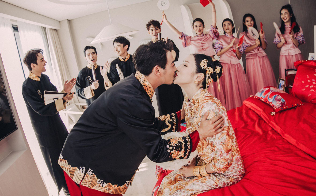 人设崩塌?杨烁出轨美女共度一晚,手机上被马赛克的手指细思极恐