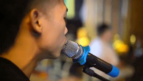 「聚会约酒」一家音乐酒吧，每晚都有乐队驻唱，单身男女都爱去