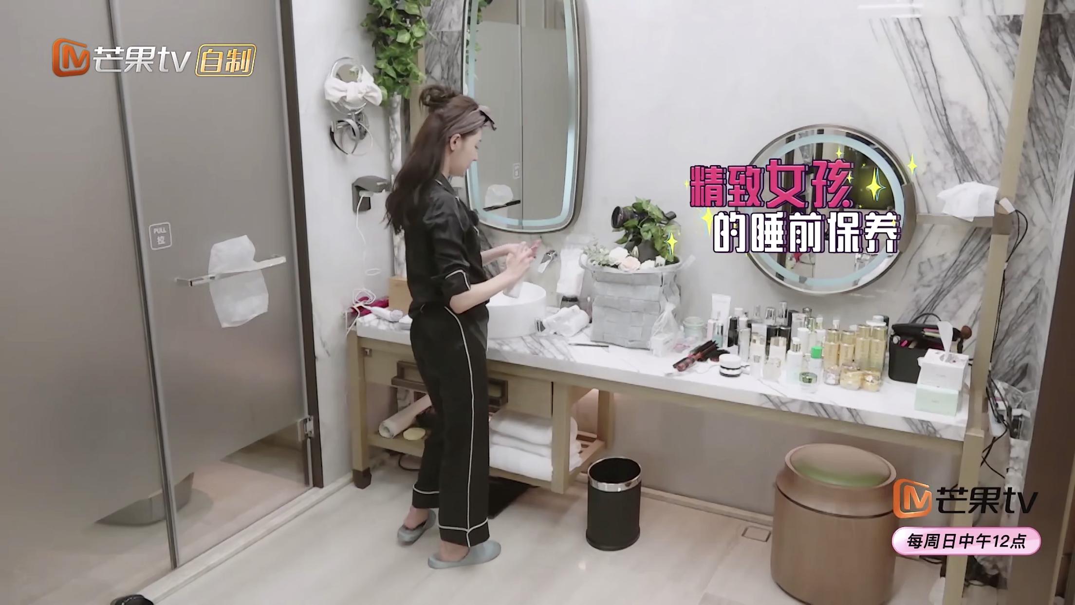 女明星爱脸有多疯狂？张天爱化妆台价值连城，连睡觉都要开美容仪