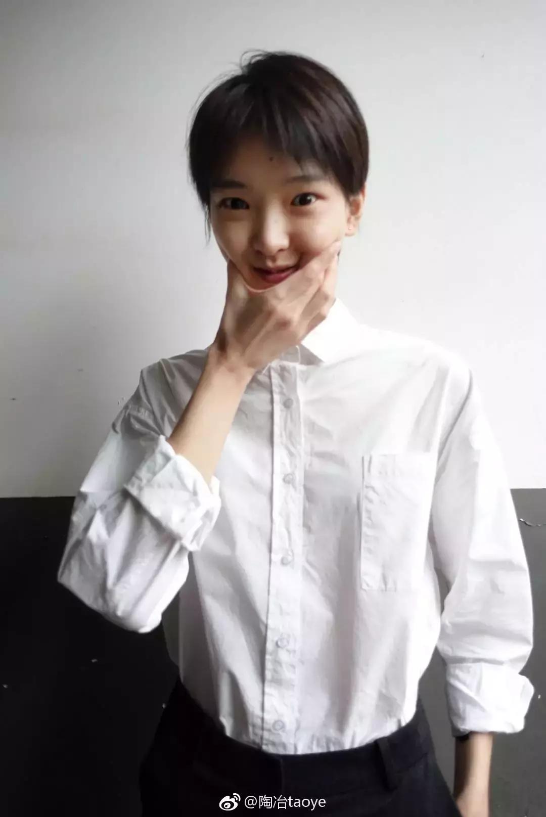 单眼皮的女生还是双眼皮的好看,单眼皮女生必须是双眼皮才好看吗