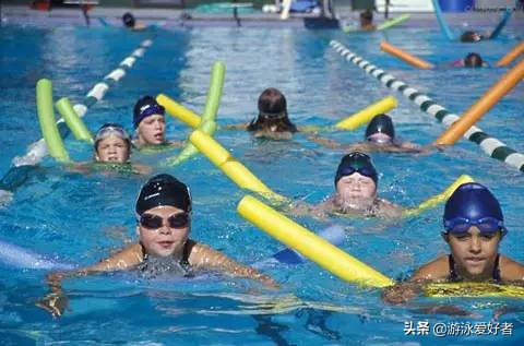 定期游泳有助于缓解失眠