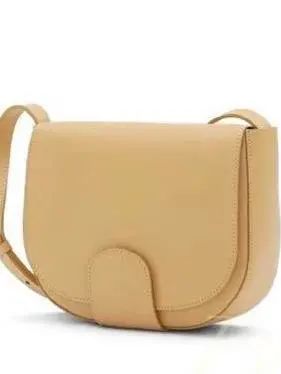 上班女生应该怎么穿比较得体,上班族应该怎么穿