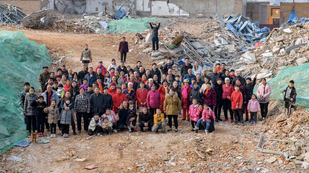 向对面出租屋射了一箭：80后妈妈王莹在城中村的实验艺术