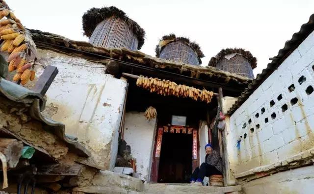 云南这个村子百家相连,一不留神就走到人家房顶上了