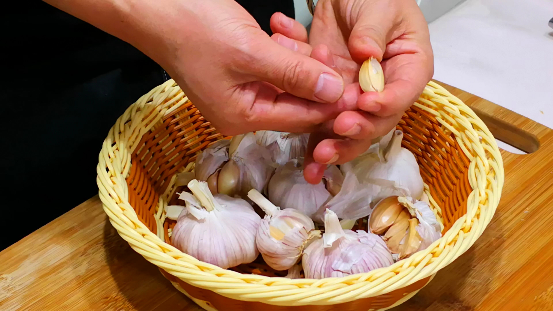 蒜皮自动脱落小窍门,大蒜皮怎样方便脱落