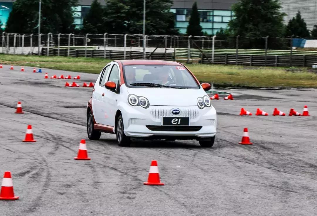 纯电家用买菜车,纯电车下赛道